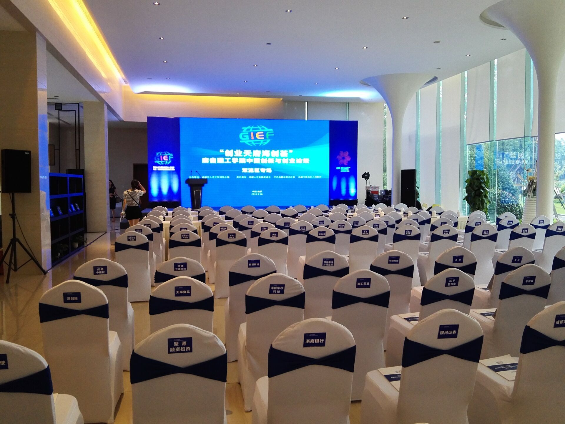 成都會議桌椅與活動設(shè)備租賃服務(wù)詳解